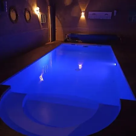 Batisse Du 19eme De 290m2 Avec Piscine Couverte