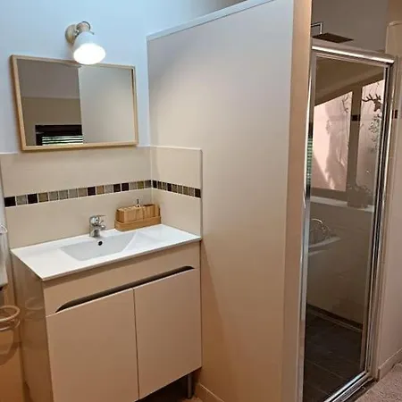 Batisse Du 19eme De 290m2 Avec Piscine Couverte
