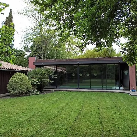Batisse Du 19eme De 290m2 Avec Piscine Couverte Villa
