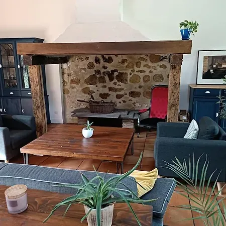 Villa Batisse Du 19eme De 290m2 Avec Piscine Couverte *