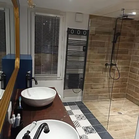 Villa Batisse Du 19eme De 290m2 Avec Piscine Couverte *